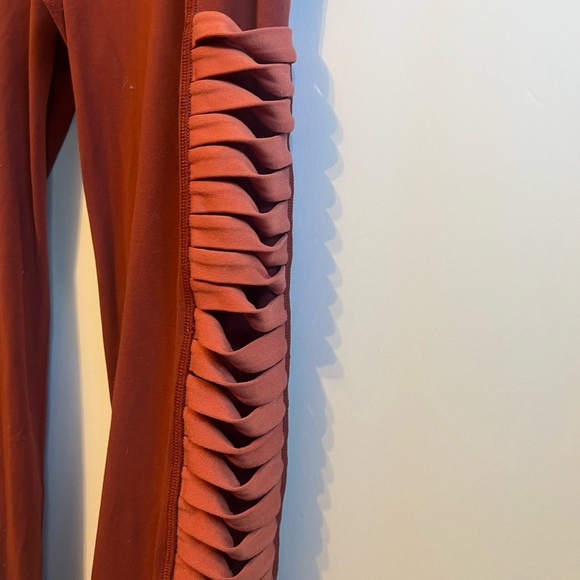 Athleta Salutation Stash Pocket II Twist 7/8 Tight size medium - Picture 4 of 9